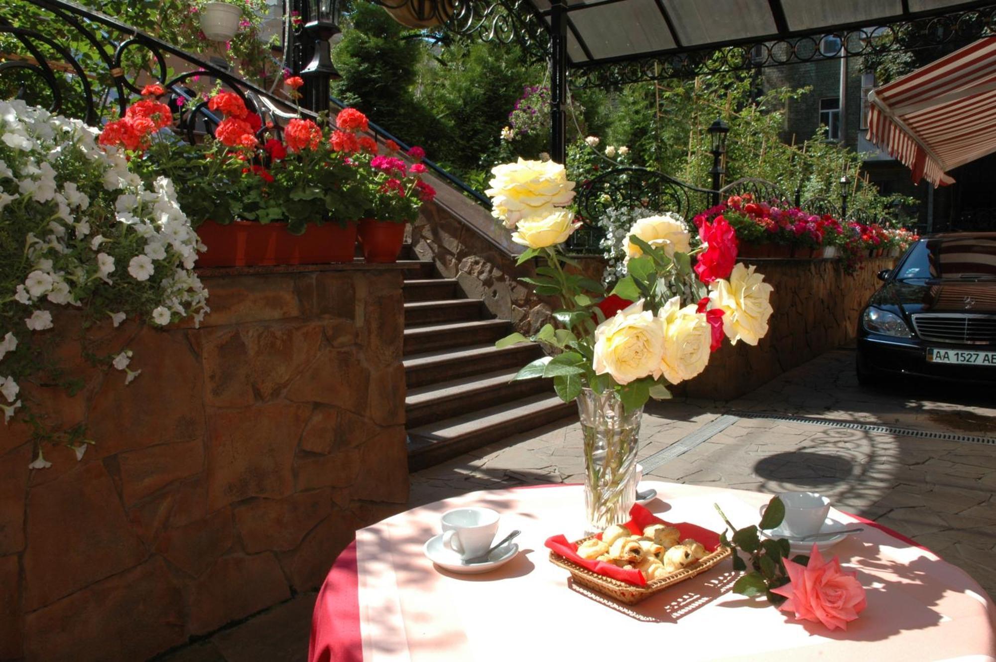 Gallery Hotel Gintama Apgrade Киев Екстериор снимка